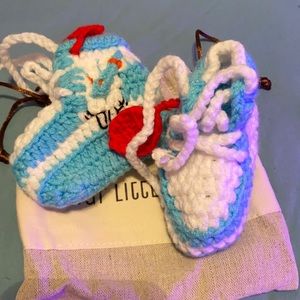 Knitted baby shoes